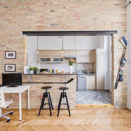 Live Like A Local At The Rustic Hockey Hut Appartement Boedapest Buitenkant foto