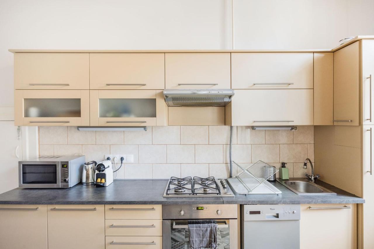 Live Like A Local At The Rustic Hockey Hut Appartement Boedapest Buitenkant foto