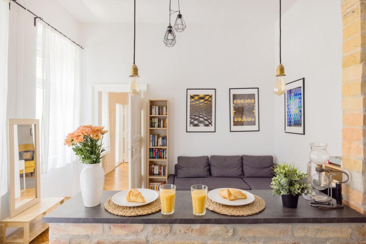 Live Like A Local At The Rustic Hockey Hut Appartement Boedapest Buitenkant foto