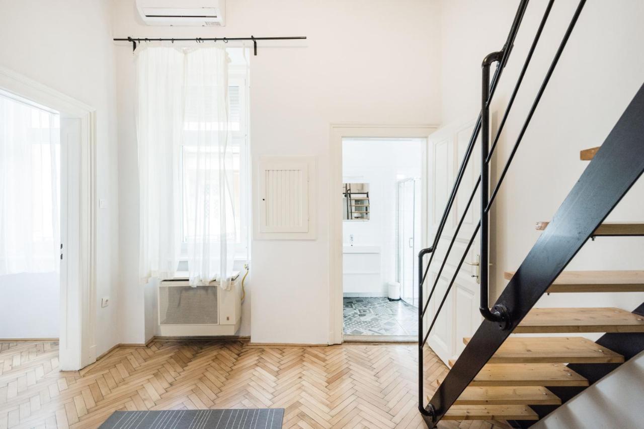 Live Like A Local At The Rustic Hockey Hut Appartement Boedapest Buitenkant foto