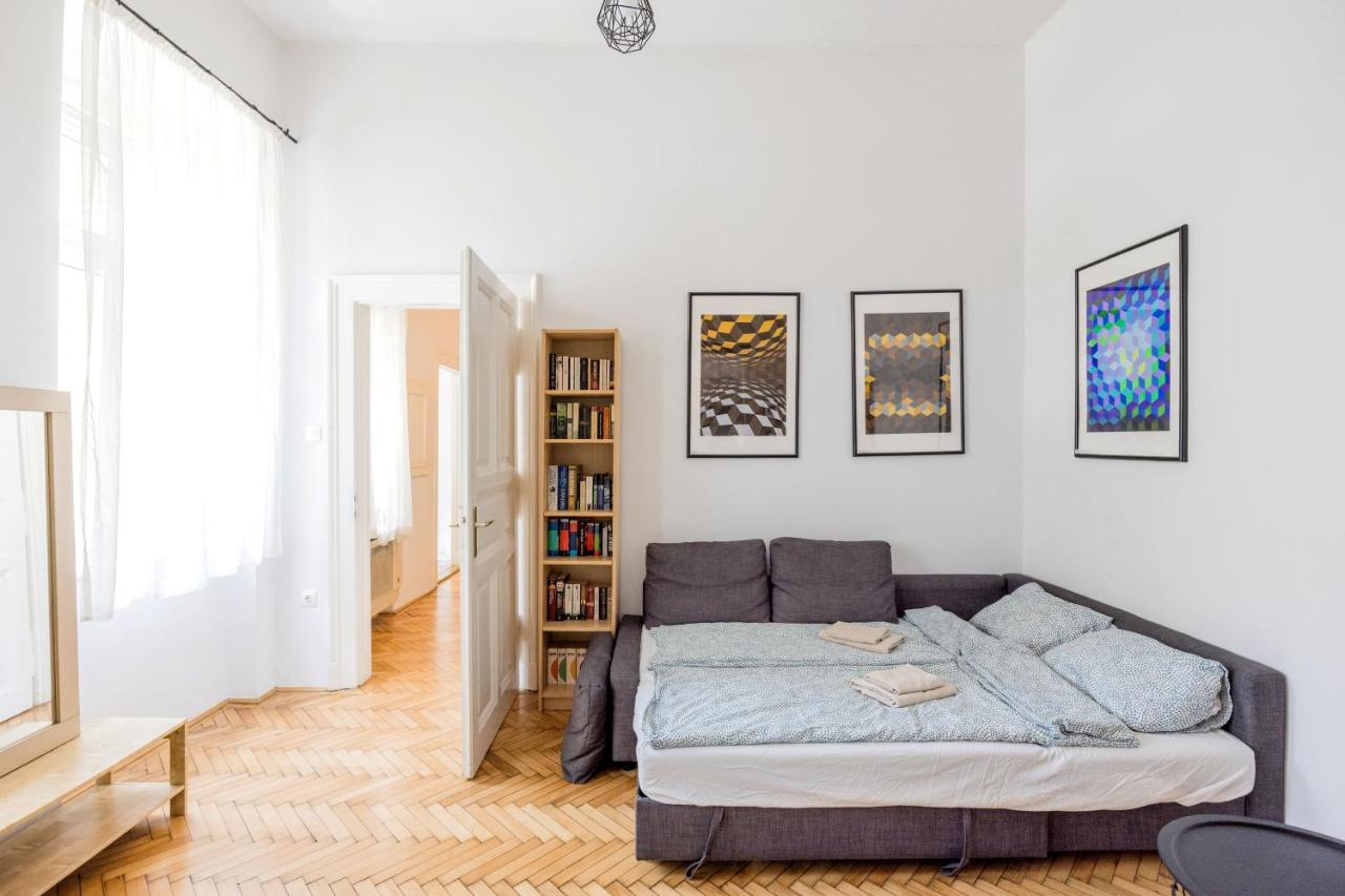 Live Like A Local At The Rustic Hockey Hut Appartement Boedapest Buitenkant foto