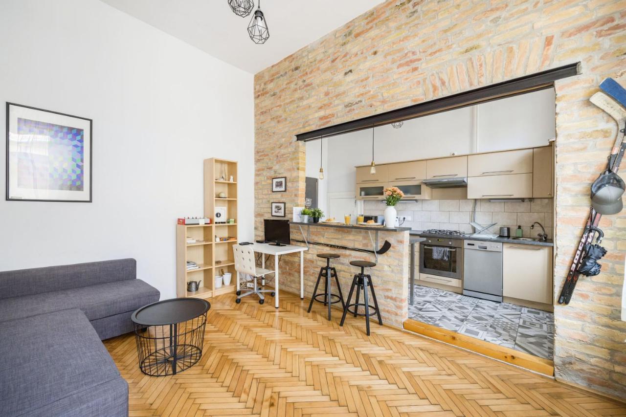 Live Like A Local At The Rustic Hockey Hut Appartement Boedapest Buitenkant foto